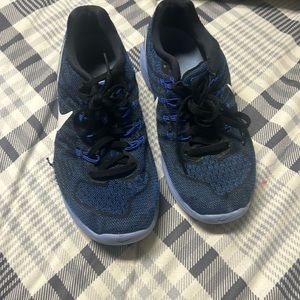 Women’s Nike shoes size 7; **see pic 2 for flaw